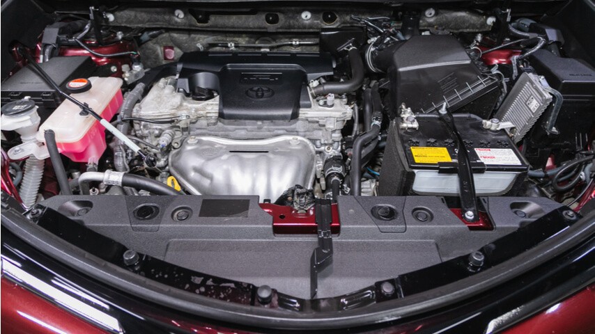 Silnik samochodowy Toyoty z filtrem paliwa