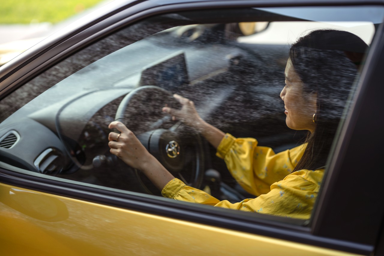 Kobieta za kierownicą Toyoty Yaris Cross